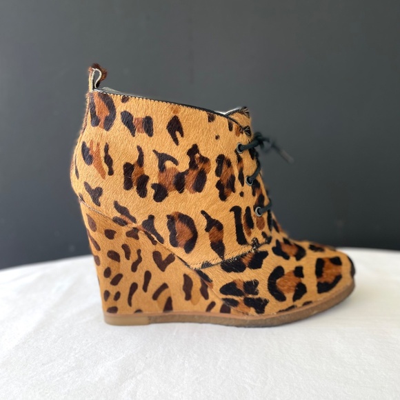 SHOEMINT Shoe Bootie Wedge Leopard sz 8.5 Pony Hair Lace up EXC Jolly Tan - Picture 6 of 11